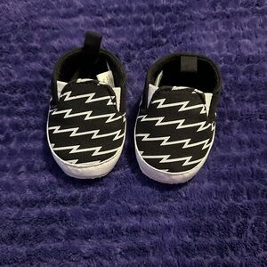 NWOT Monochrome Zigzag Baby Walker Shoes